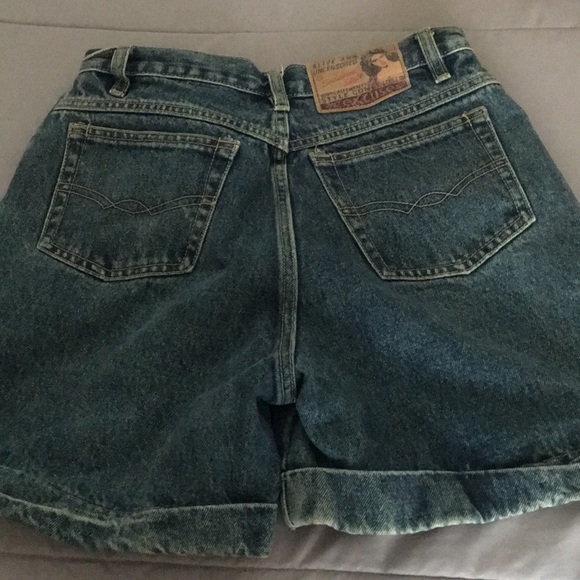 Vintage wash high waisted shorts - Picture 2 of 2